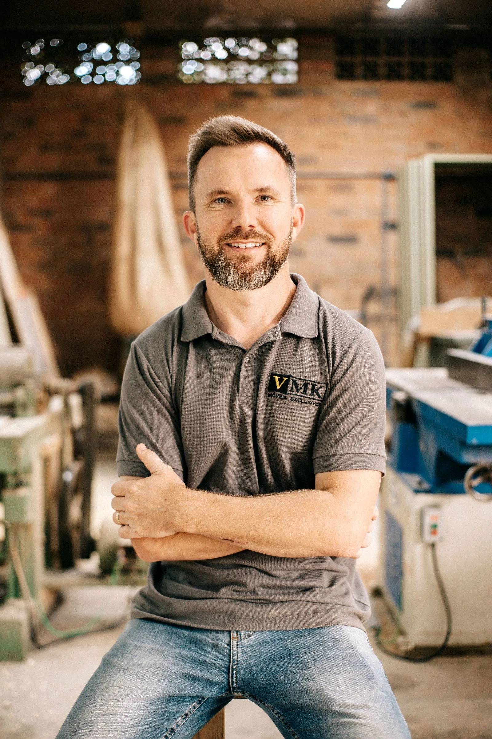 Lächelnder Handwerker in seiner Werkstatt.