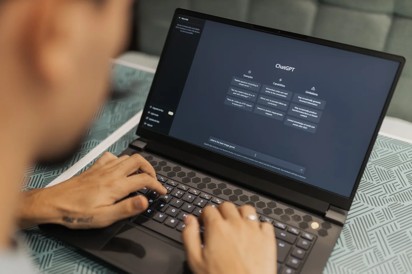 Person nutzt ein KI-Tool auf einem Laptop